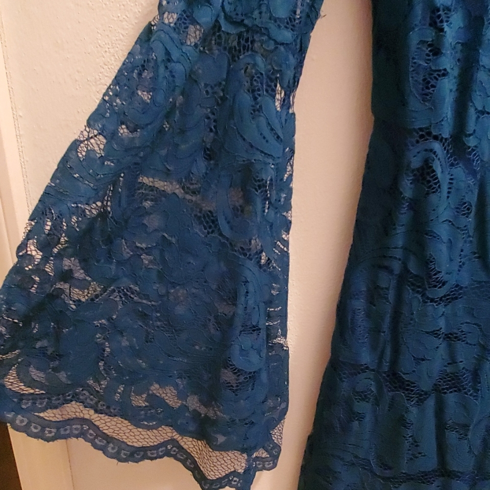 NY&C lace bell sleeve dress - Picture 3 of 8
